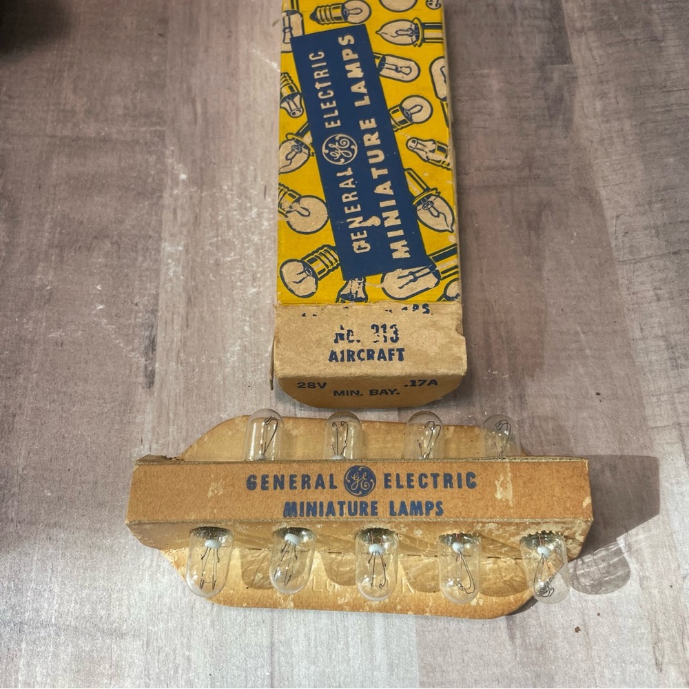 9 Vintage GENERAL ELECTRIC GE 313 AIRCRAFT MINIATURE LAMP LIGHT BULBS 28V .17A